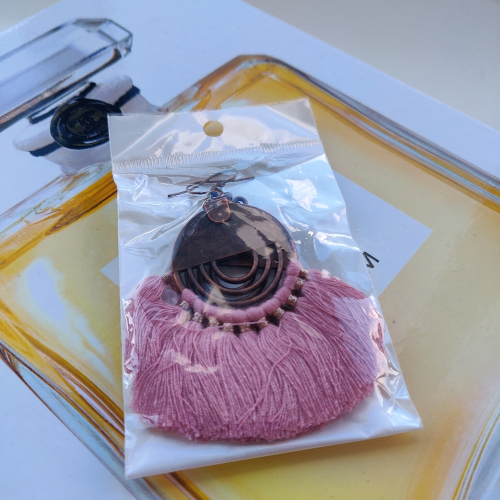 🎄 NWT Pink tassel earrings 🎄